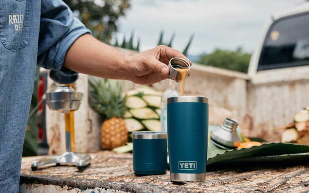yeti rumbler cocktail shaker auf der Ladefläche eines Pickups