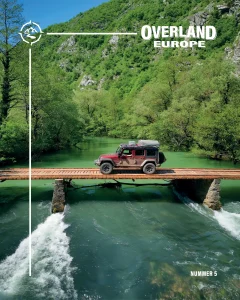 Nummer 5 Titelblatt Jeep fährt über eine Holzbrücke über einen Fluß