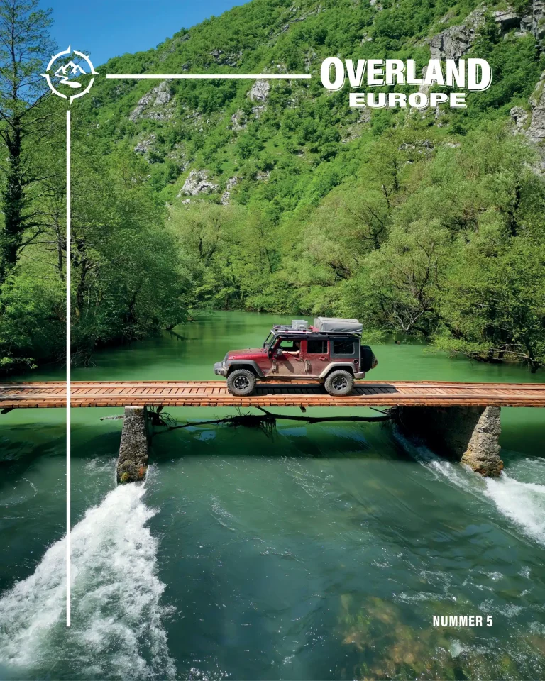 Nummer 5 Titelblatt Jeep fährt über eine Holzbrücke über einen Fluß