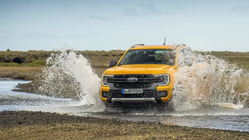 Ford Ranger PHEV fährt durch Wasser