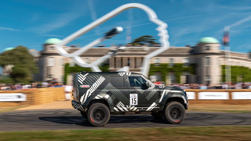 New Defender rast am Goodwood Festival of Speed an der Villa vorbei.