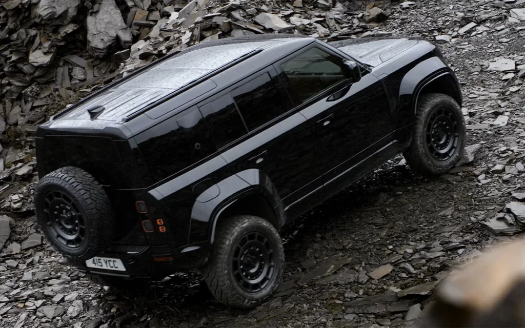 profilaufnahme des new defender octa black auf steinigem hintergrund