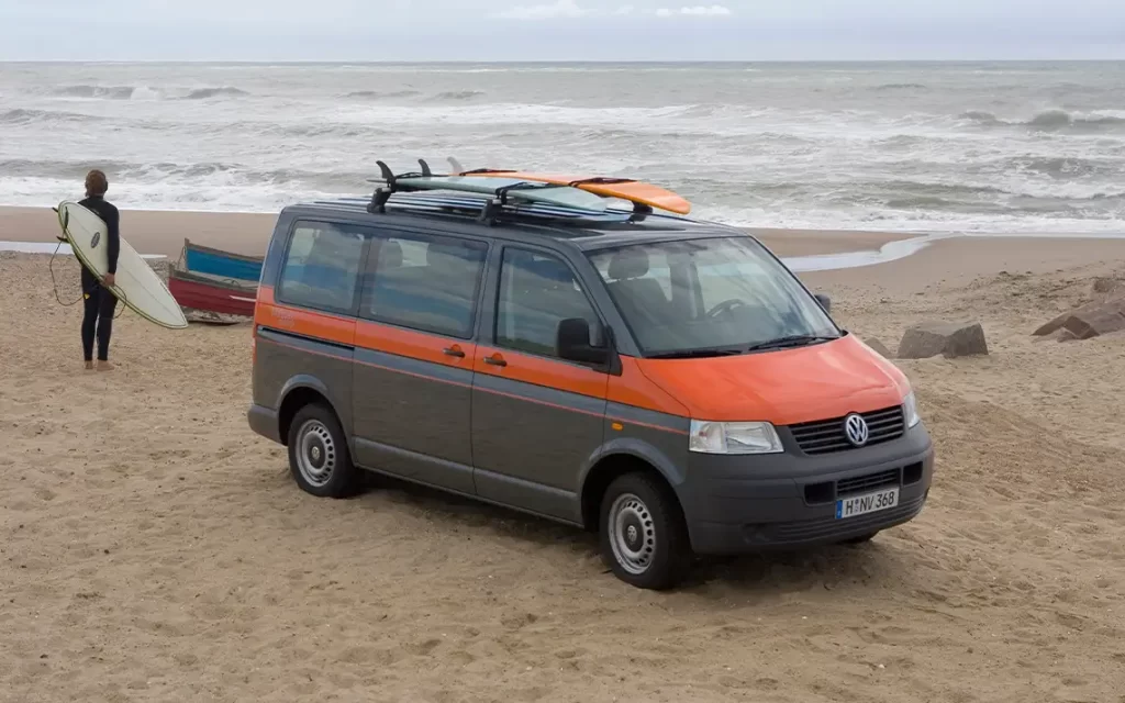 Der Multivan Beach 2005 in seinem natürlichen Lebensraum: im Sand, direkt am Meer