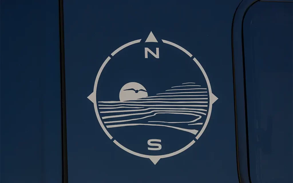 Logo Grand California Dune depicting a compass, the sun and a mountain