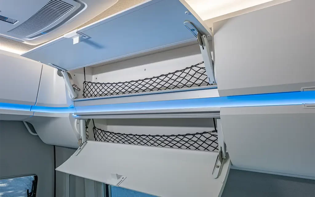 Netze in den Oberschränken halten Kleidung und Utensilien an Ort und Stelle