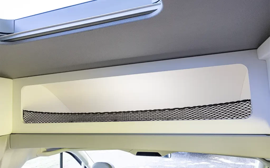 Stauraum über dem Cockpit im Modell 680