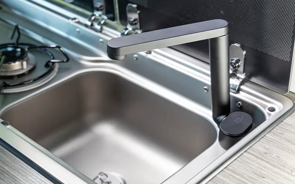 Der neue schwarze Wasserhahn