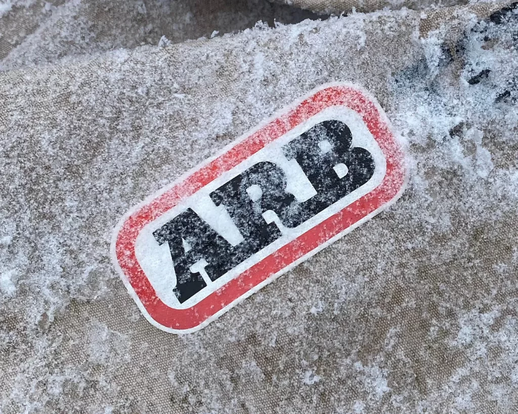 arb-Logo auf dem mit Schnee bedeckten Skydome-Swag
