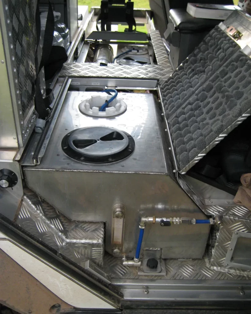 Tank in der hinteren Fußmulde.