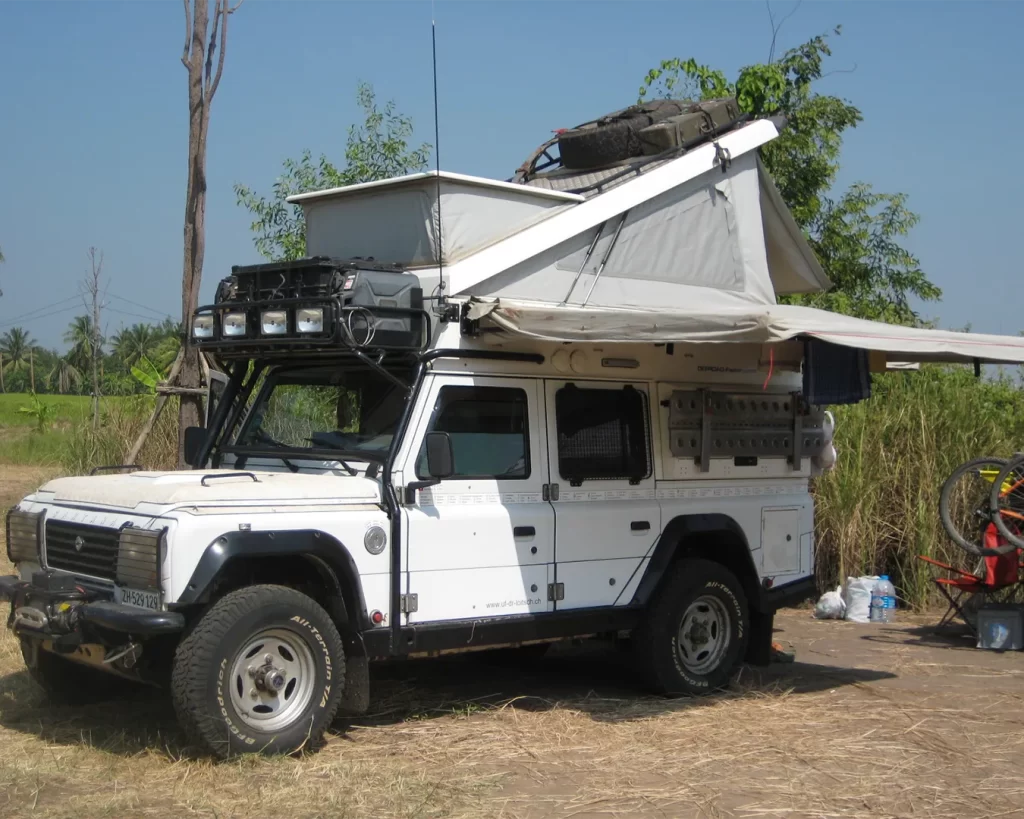 Dachzelt aufgeklappt, Markise gespannt – der Santana ist im Campmodus.