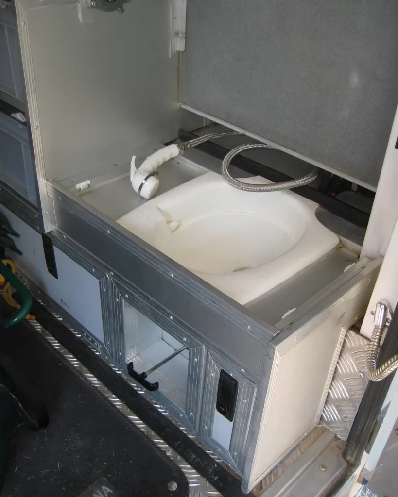 Toilette dort, wo früher ein Rücksitz war.