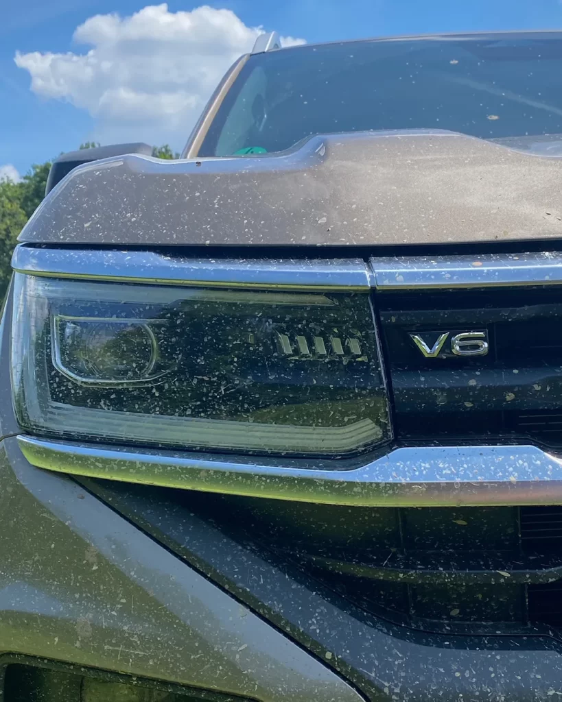 VW Amarok 2024 – dezentes V6-Emblem im Kühlergrill