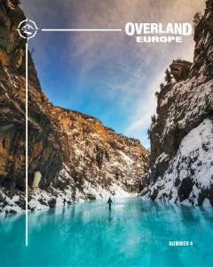 Nummer 4 deckblatt. Bergsee und winterlandschaft