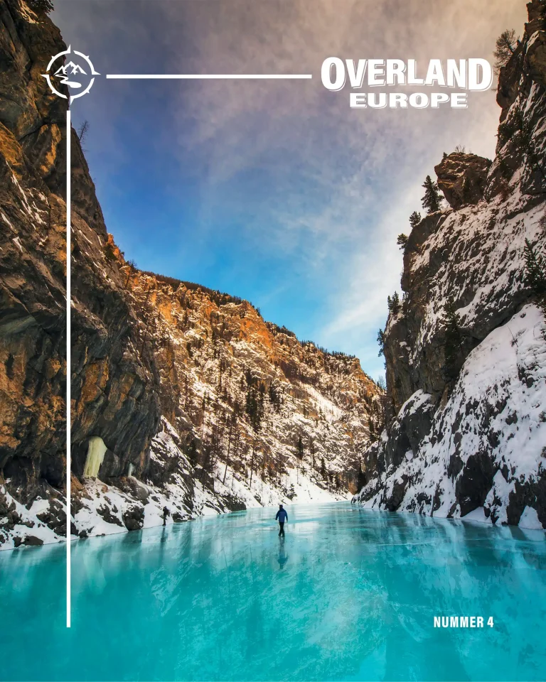 Nummer 4 deckblatt. Bergsee und winterlandschaft