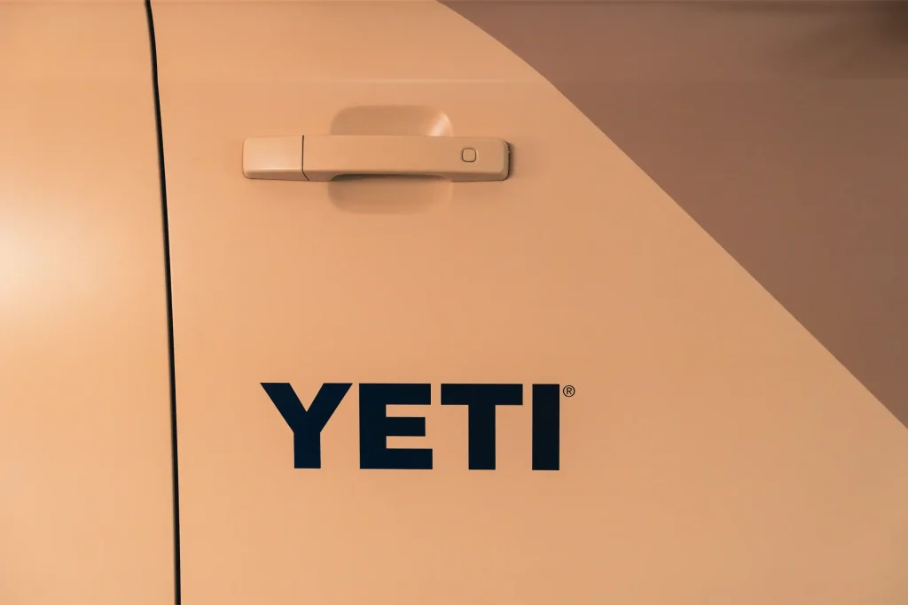 defender dakar sponsor logo yeti