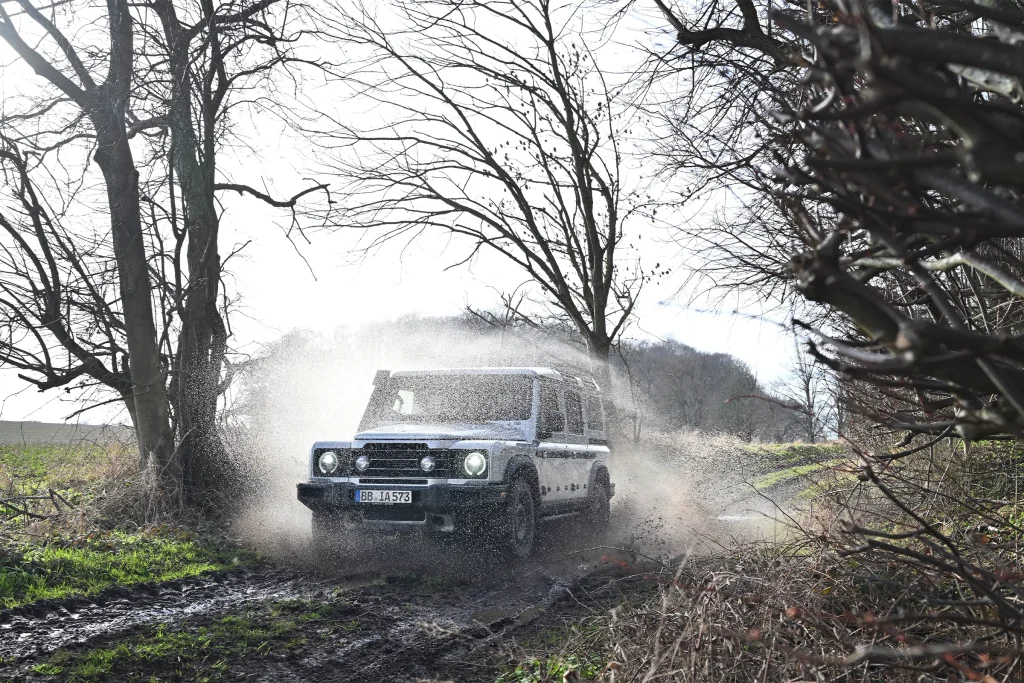 INEOS Grenadier MY26 fährt durch Schlamm und Wasser