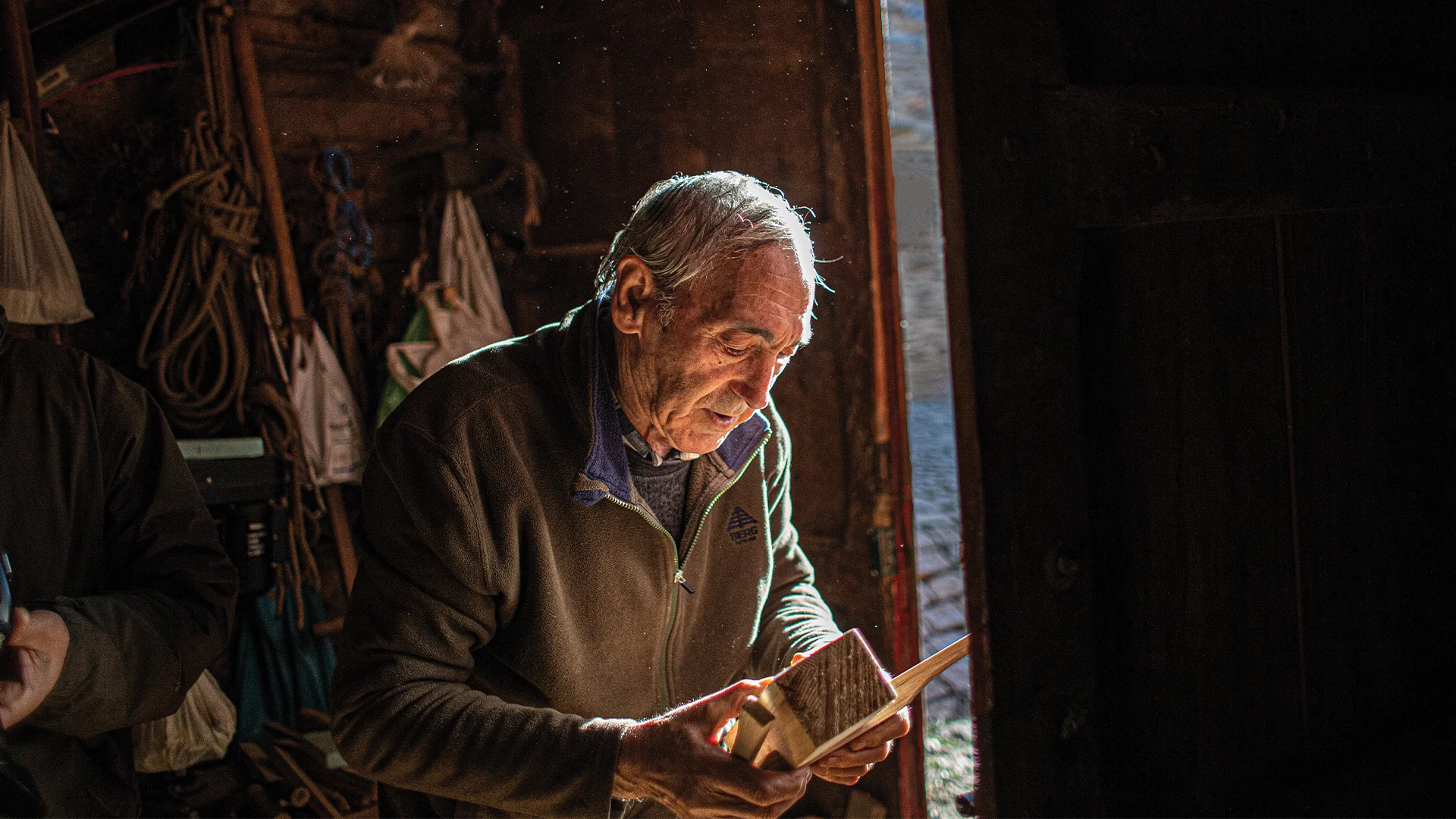 Ein alter Schreiner bei der Arbeit in seiner Werkstatt