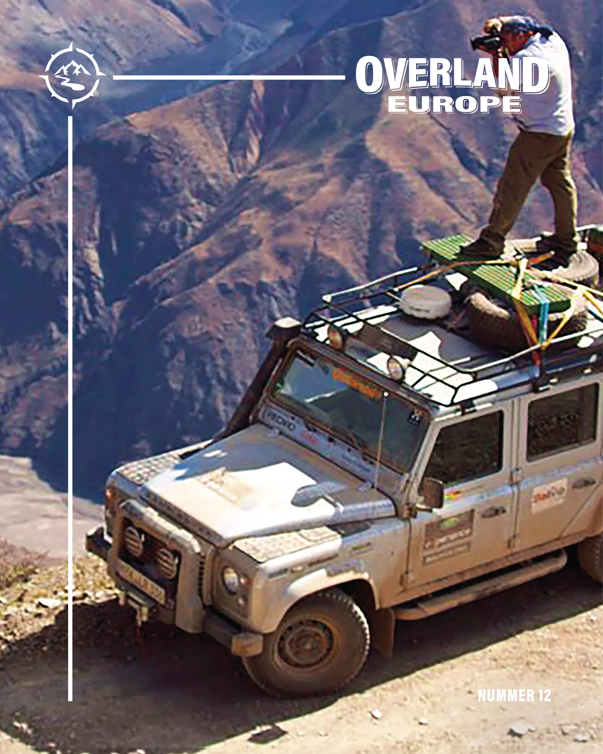 Nummer 12 Deckblatt Fotograf steht auf einem Land Rover Dach