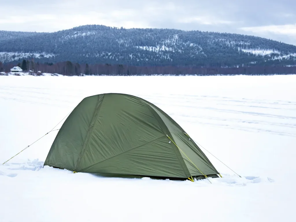 Big Agnes Crag Lake SL2, aufgebaut auf einem zugefrorenen Fluss während eines Wintercamps in der Arktis.