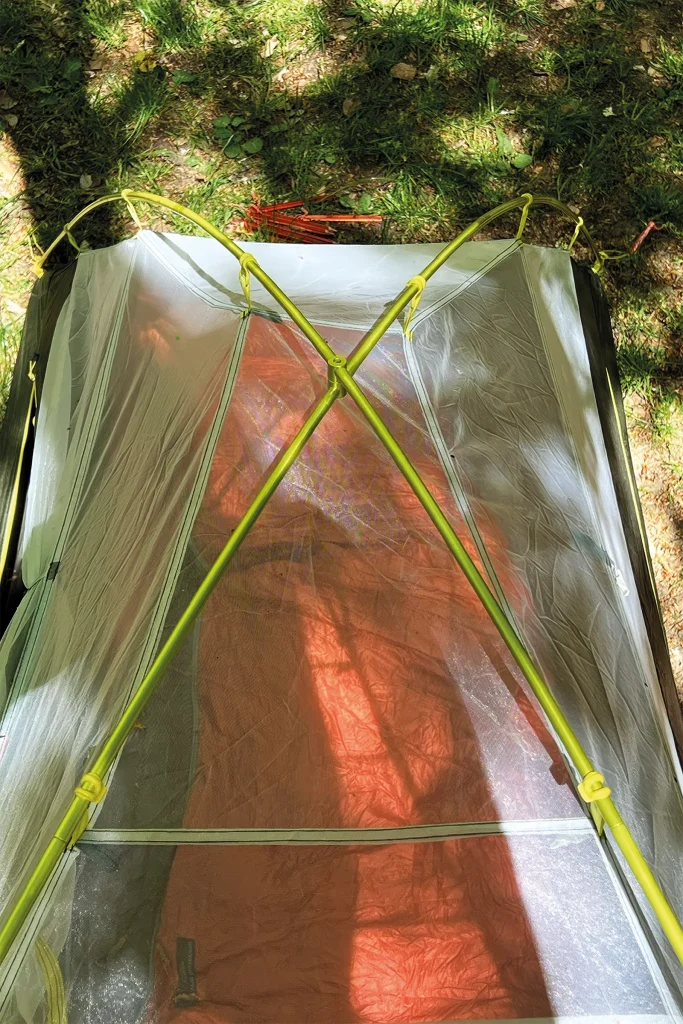 Draufsicht auf das Innenzelt des Big Agnes Crag Lake SL2 mit gekreuzter Gestängestruktur und zentralem Verbindungspunkt.