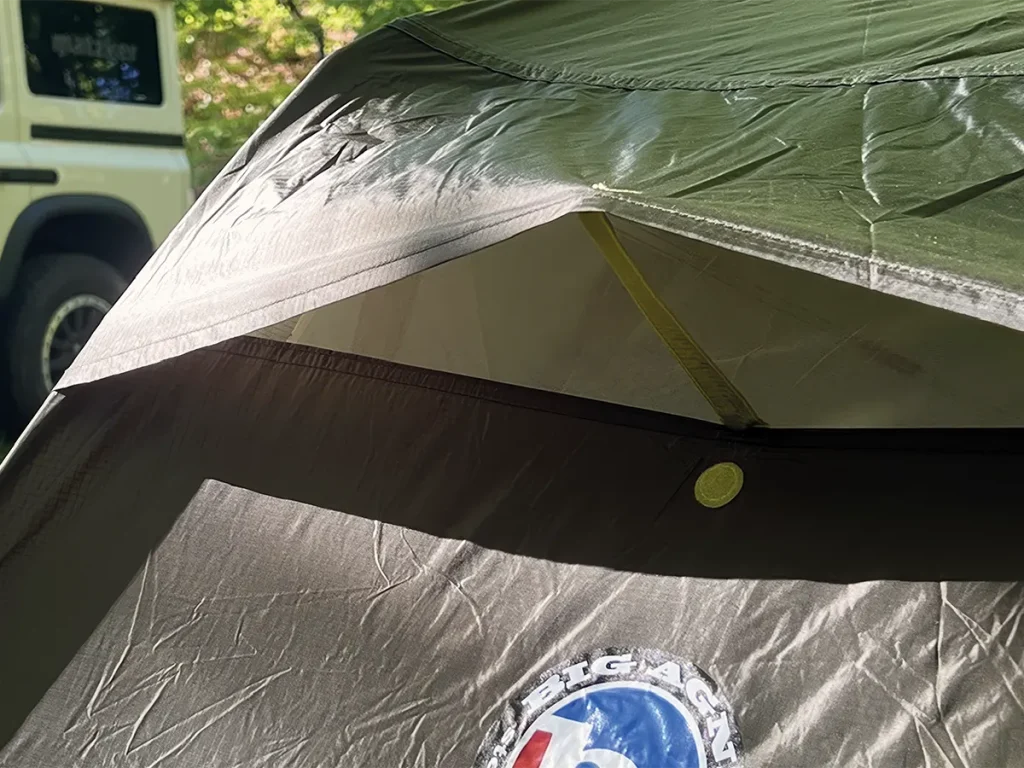 Nahaufnahme der Belüftungsöffnung des Außenzeltes am Big Agnes Crag Lake SL2, die die Luftzirkulation verbessert und Kondensation reduziert.